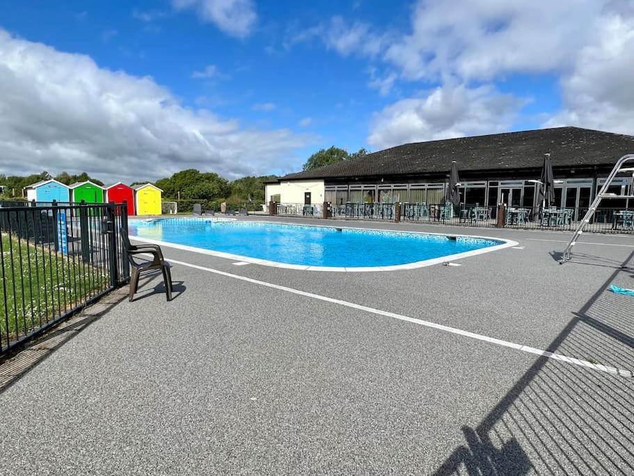 Waters Edge, Hoburne Cotswolds Villa South Cerney Exterior photo