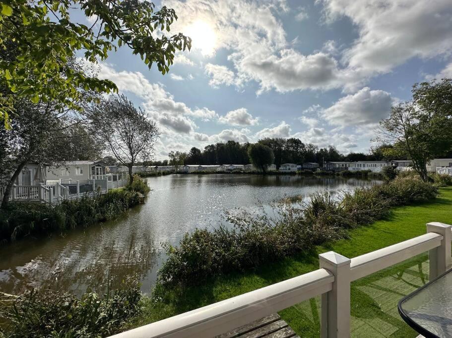 Waters Edge, Hoburne Cotswolds Villa South Cerney Exterior photo